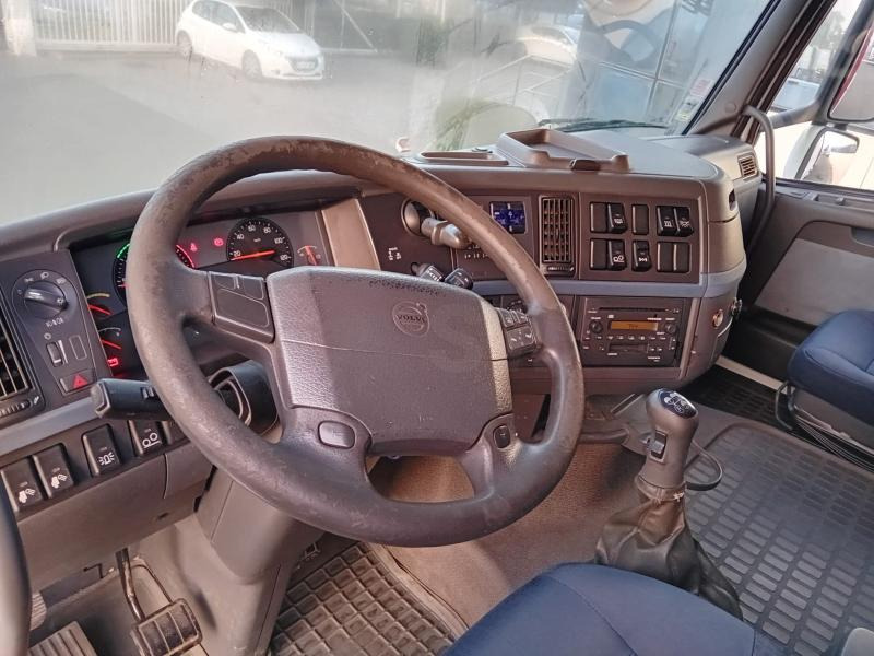 Volvo FH - Platós teherautó: 3 kép. Volvo FH - Platós teherautó: 3 kép.