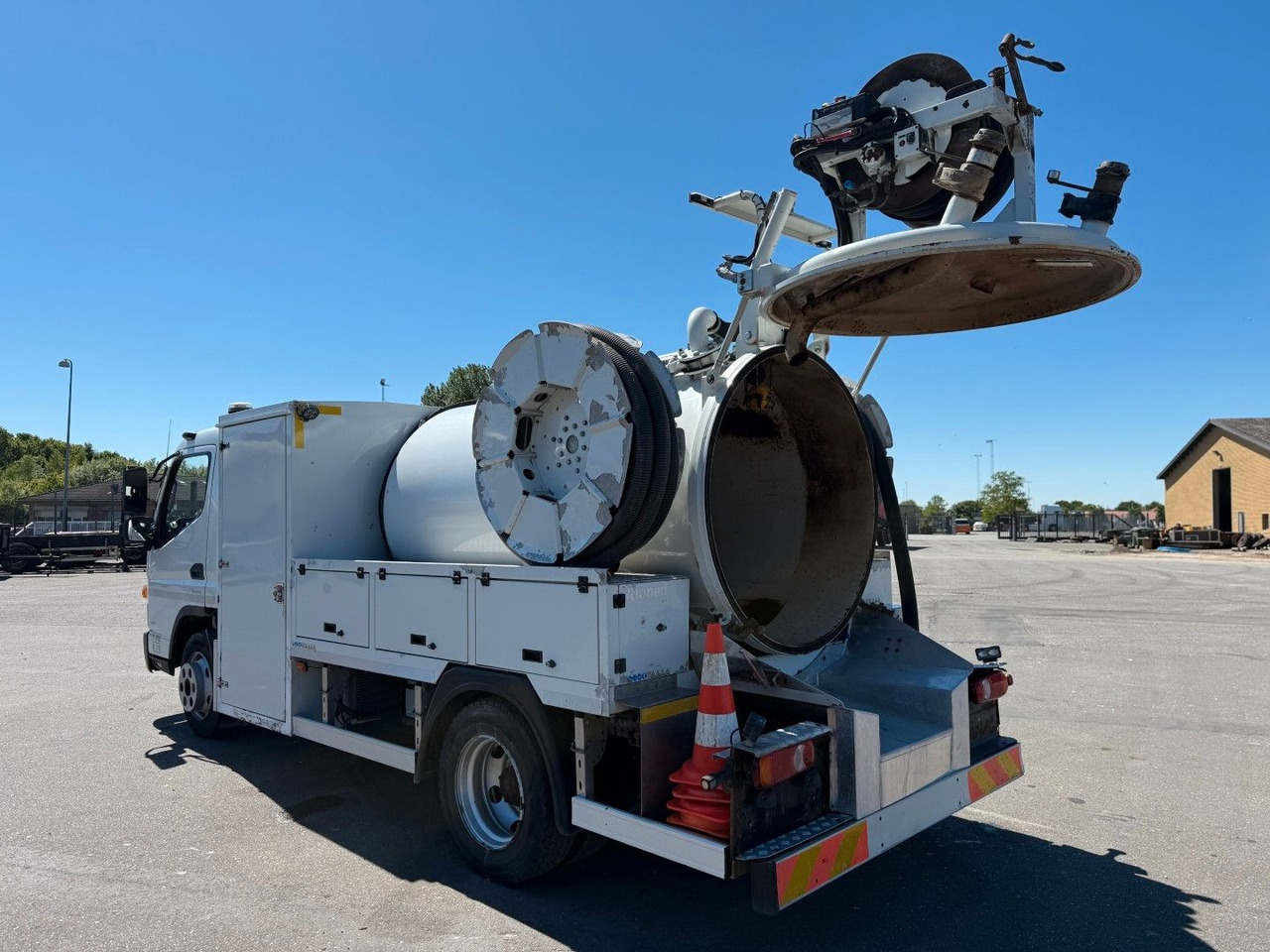 FUSO Canter 9C18 Duonic Rioned 3500 l. Kombi Euro 6 - Szippantós autó: 5 kép. FUSO Canter 9C18 Duonic Rioned 3500 l. Kombi Euro 6 - Szippantós autó: 5 kép.