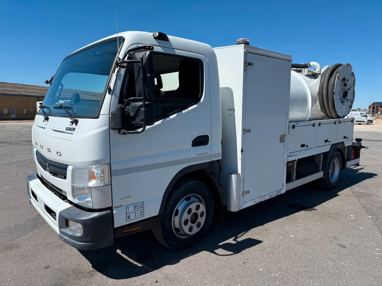 FUSO Canter 9C18 Duonic Rioned 3500 l. Kombi Euro 6 - Szippantós autó: 1 kép. FUSO Canter 9C18 Duonic Rioned 3500 l. Kombi Euro 6 - Szippantós autó: 1 kép.