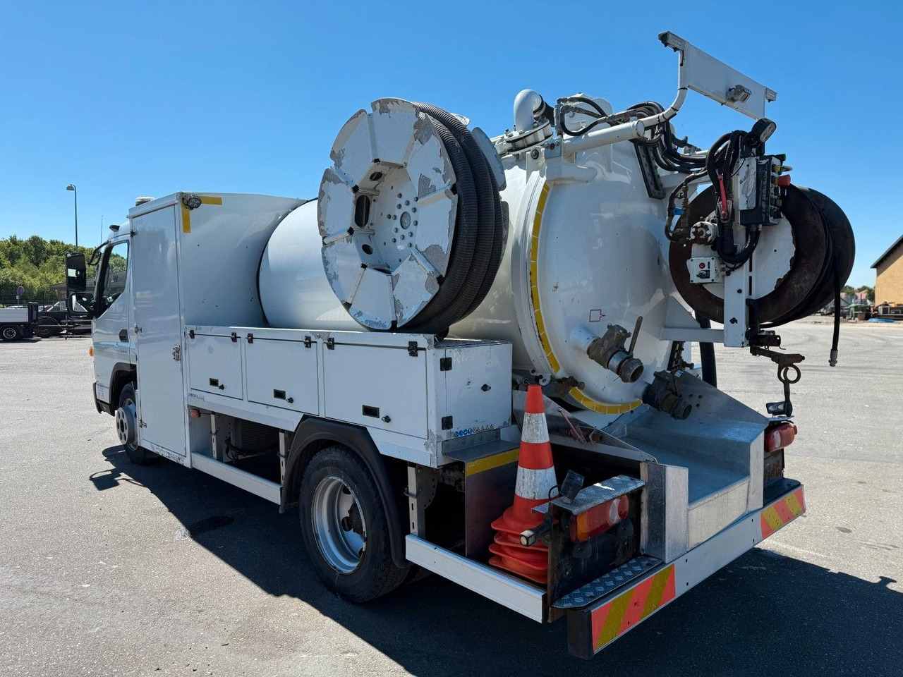 FUSO Canter 9C18 Duonic Rioned 3500 l. Kombi Euro 6 - Szippantós autó: 4 kép. FUSO Canter 9C18 Duonic Rioned 3500 l. Kombi Euro 6 - Szippantós autó: 4 kép.
