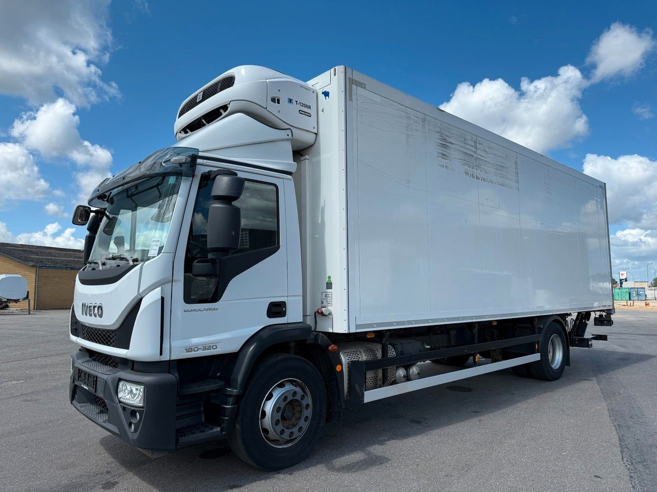 Iveco 180E32 4x2 Schmitz / Thermo King T-1200R Spectru Iveco 180E32 4x2 Schmitz / Thermo King T-1200R Spectru - Hűtős teherautó: 1 kép. Iveco 180E32 4x2 Schmitz / Thermo King T-1200R Spectru Iveco 180E32 4x2 Schmitz / Thermo King T-1200R Spectru - Hűtős teherautó: 1 kép.