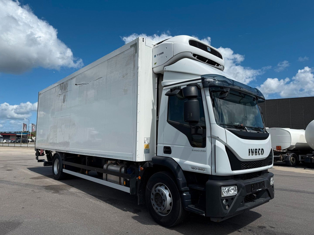 Iveco 180E32 4x2 Schmitz / Thermo King T-1200R Spectru Iveco 180E32 4x2 Schmitz / Thermo King T-1200R Spectru - Hűtős teherautó: 2 kép. Iveco 180E32 4x2 Schmitz / Thermo King T-1200R Spectru Iveco 180E32 4x2 Schmitz / Thermo King T-1200R Spectru - Hűtős teherautó: 2 kép.
