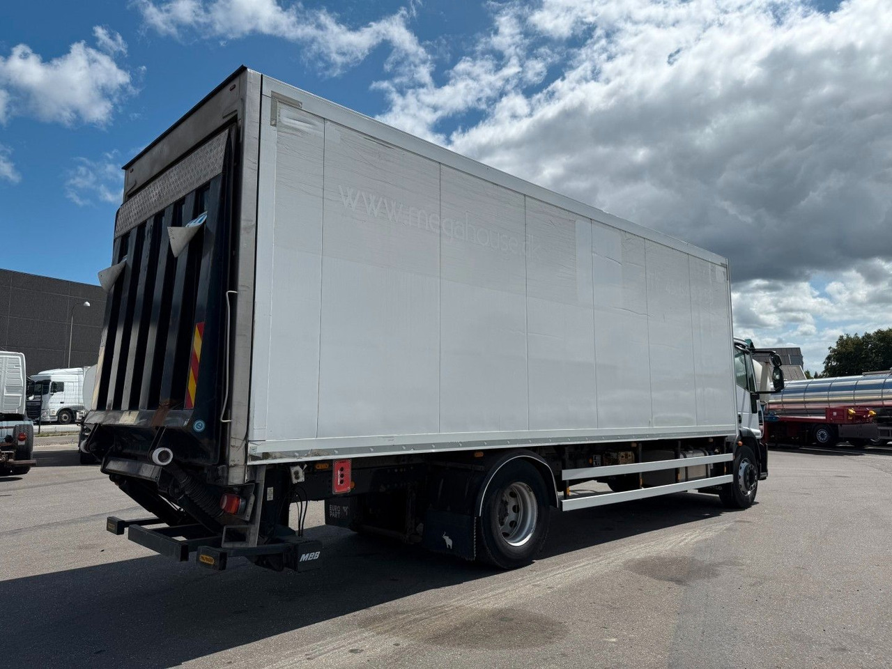 Iveco 180E32 Schmitz / Thermo King T-1200R Spectrum Iveco 180E32 Schmitz / Thermo King T-1200R Spectrum - Hűtős teherautó: 3 kép. Iveco 180E32 Schmitz / Thermo King T-1200R Spectrum Iveco 180E32 Schmitz / Thermo King T-1200R Spectrum - Hűtős teherautó: 3 kép.