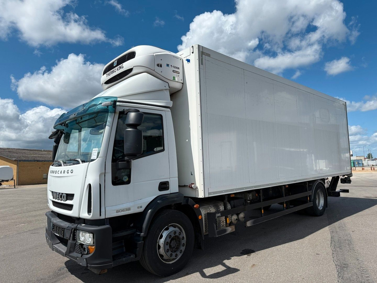 Iveco 180E32 Schmitz / Thermo King T-1200R Spectrum Iveco 180E32 Schmitz / Thermo King T-1200R Spectrum - Hűtős teherautó: 1 kép. Iveco 180E32 Schmitz / Thermo King T-1200R Spectrum Iveco 180E32 Schmitz / Thermo King T-1200R Spectrum - Hűtős teherautó: 1 kép.