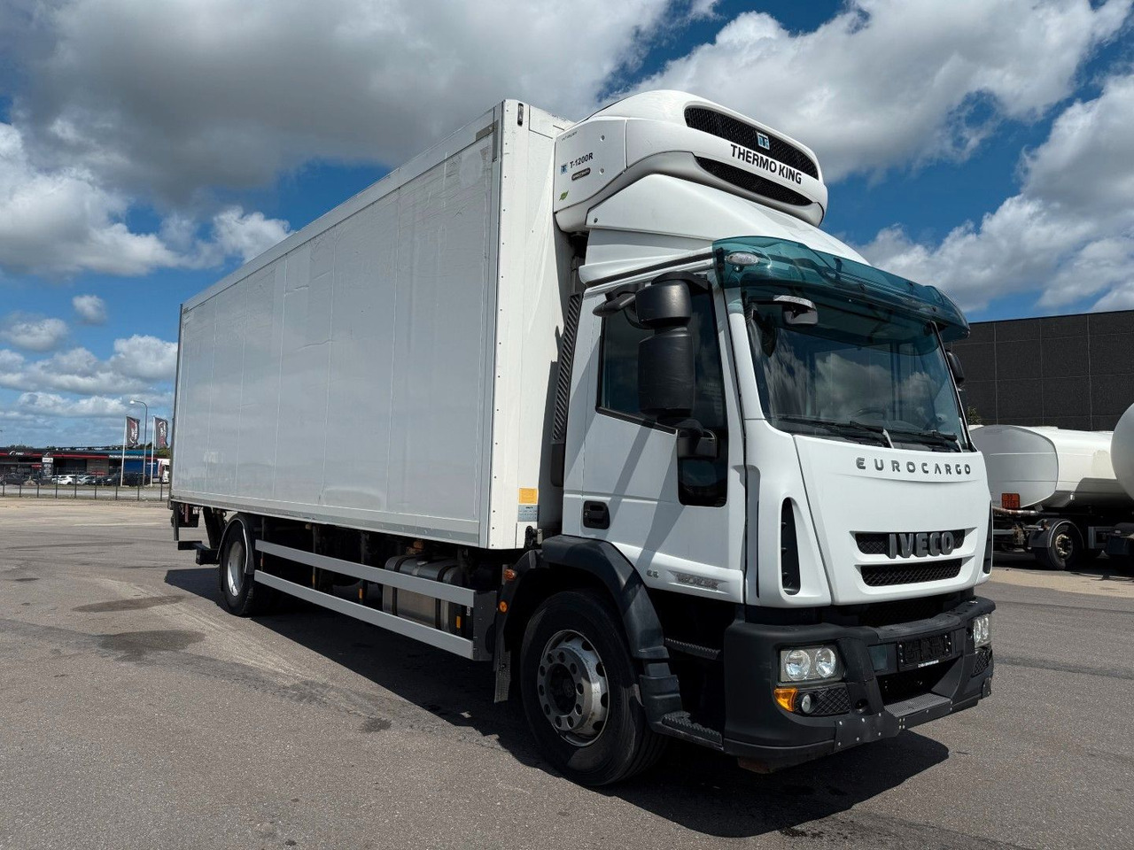 Iveco 180E32 Schmitz / Thermo King T-1200R Spectrum Iveco 180E32 Schmitz / Thermo King T-1200R Spectrum - Hűtős teherautó: 2 kép. Iveco 180E32 Schmitz / Thermo King T-1200R Spectrum Iveco 180E32 Schmitz / Thermo King T-1200R Spectrum - Hűtős teherautó: 2 kép.