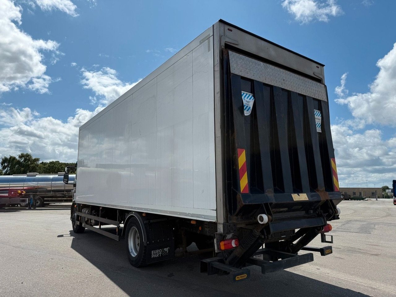 Iveco 180E32 Schmitz / Thermo King T-1200R Spectrum Iveco 180E32 Schmitz / Thermo King T-1200R Spectrum - Hűtős teherautó: 4 kép. Iveco 180E32 Schmitz / Thermo King T-1200R Spectrum Iveco 180E32 Schmitz / Thermo King T-1200R Spectrum - Hűtős teherautó: 4 kép.
