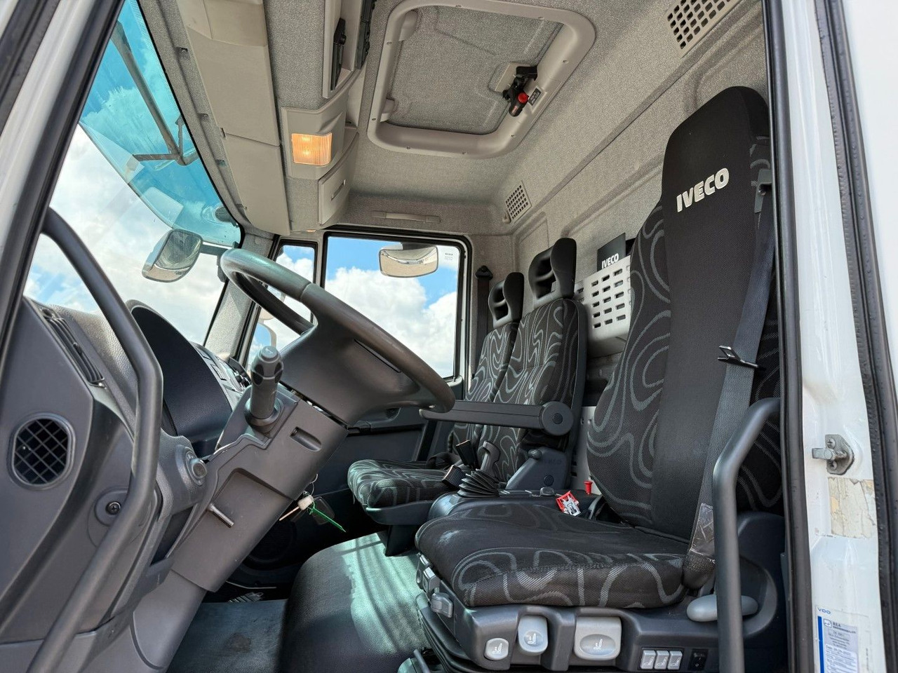 Iveco 180E32 Schmitz / Thermo King T-1200R Spectrum Iveco 180E32 Schmitz / Thermo King T-1200R Spectrum - Hűtős teherautó: 5 kép. Iveco 180E32 Schmitz / Thermo King T-1200R Spectrum Iveco 180E32 Schmitz / Thermo King T-1200R Spectrum - Hűtős teherautó: 5 kép.
