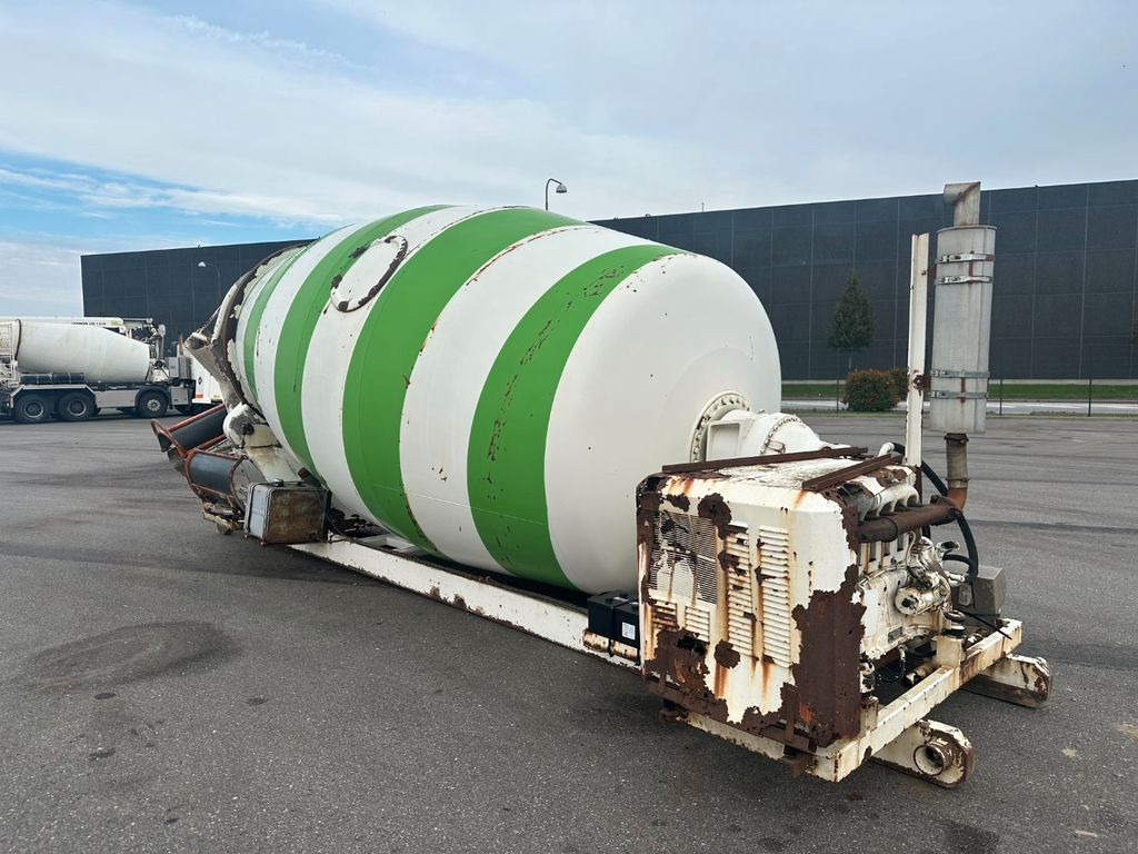LT 90 D 9 m3 Concrete Mixer on Flat / Deutz - Betonmixer: 2 kép. LT 90 D 9 m3 Concrete Mixer on Flat / Deutz - Betonmixer: 2 kép.