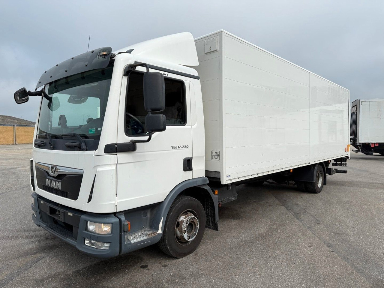 MAN TGL 12.220 4x2 Euro 6 Koffer - Dobozos felépítményű teherautó: 1 kép. MAN TGL 12.220 4x2 Euro 6 Koffer - Dobozos felépítményű teherautó: 1 kép.