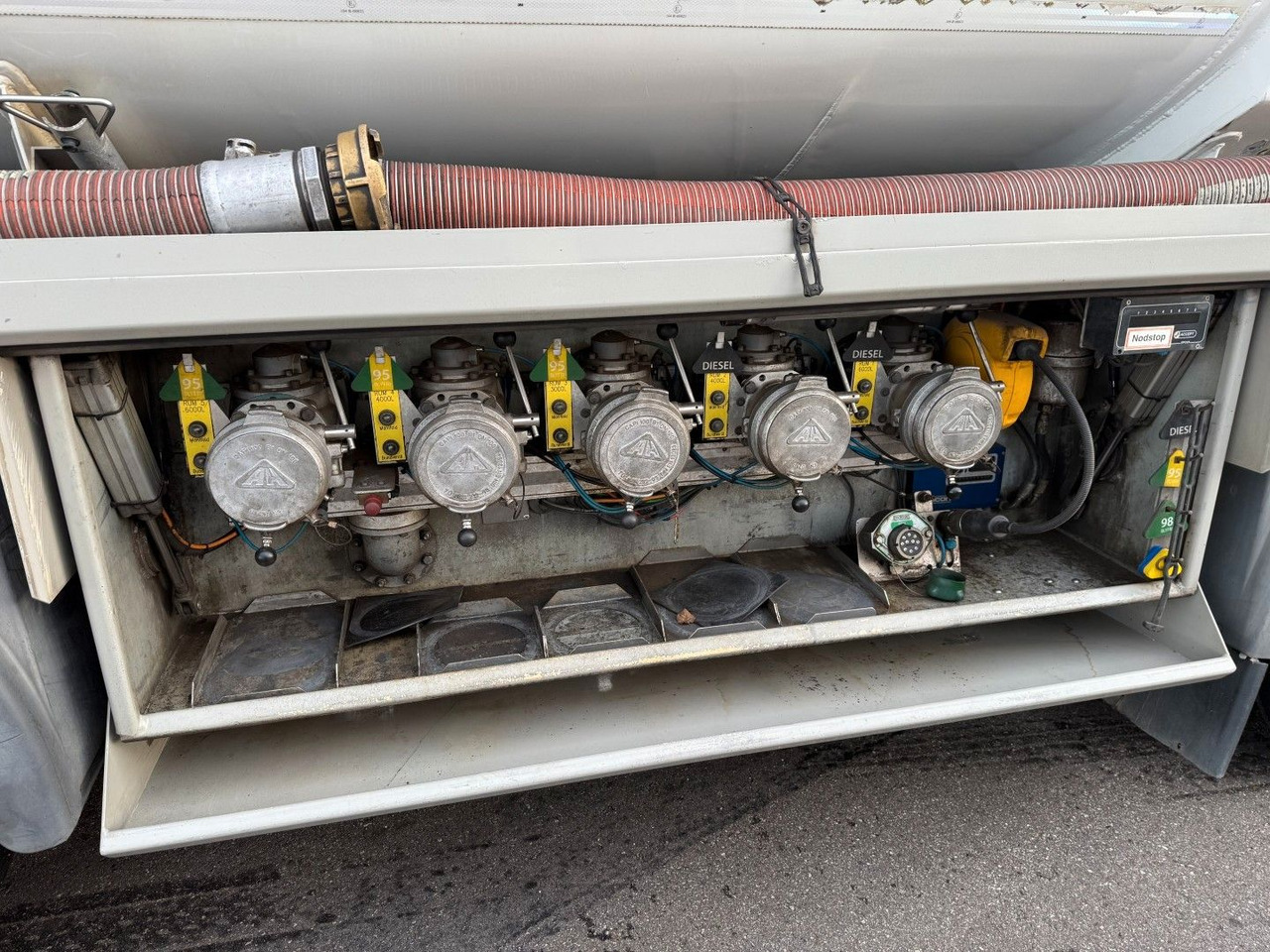 MAN TGS 35.480 8x2*6 Euro 6 23.000 l ADR Tanktruck - Tartályos teherautó: 5 kép. MAN TGS 35.480 8x2*6 Euro 6 23.000 l ADR Tanktruck - Tartályos teherautó: 5 kép.