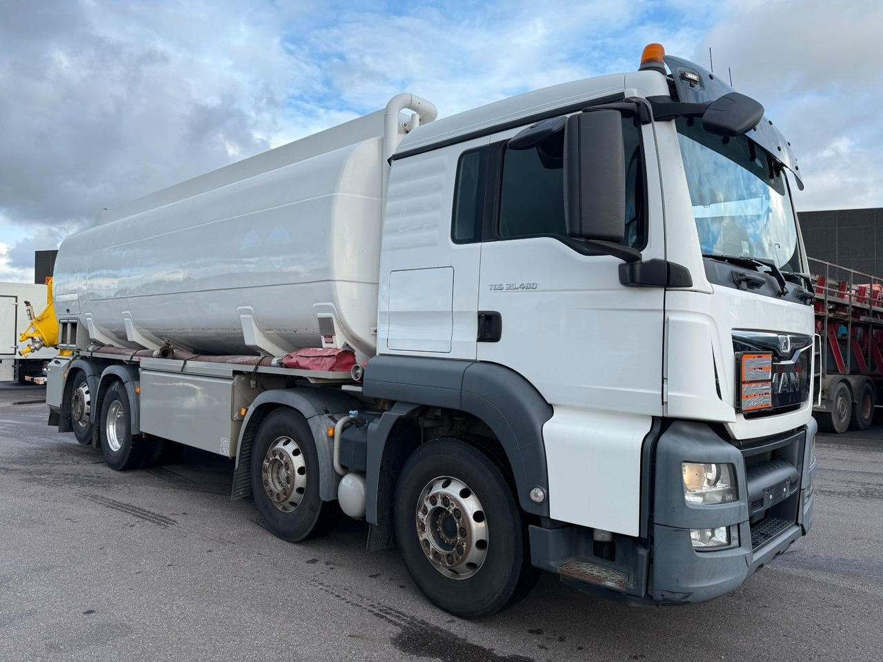 MAN TGS 35.480 8x2*6 Euro 6 23.000 l ADR Tanktruck - Tartályos teherautó: 2 kép. MAN TGS 35.480 8x2*6 Euro 6 23.000 l ADR Tanktruck - Tartályos teherautó: 2 kép.