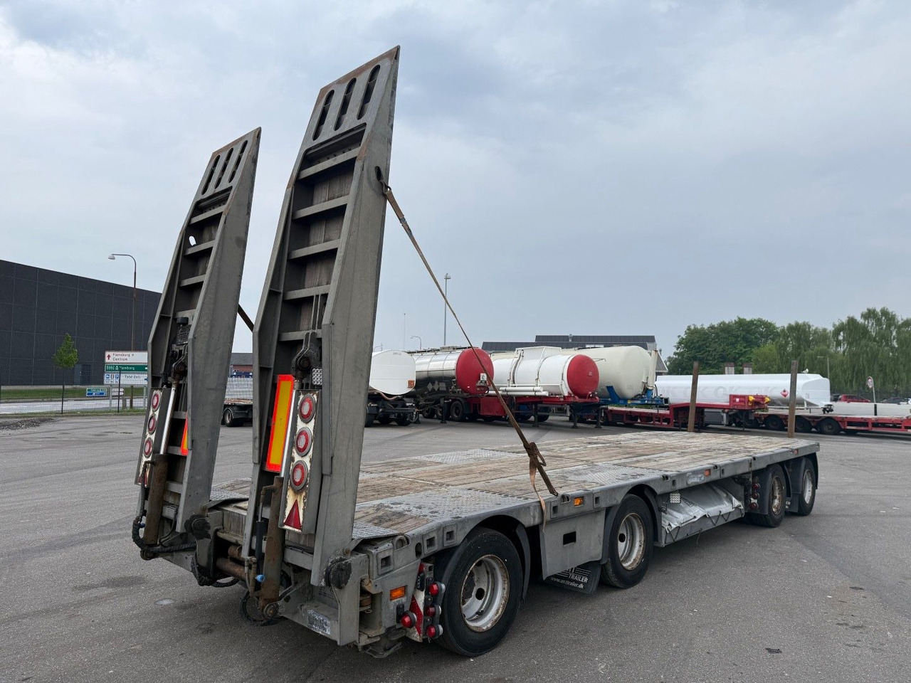 MTDK 4 Achsen 30 t. Maschinen Hydr. rampen - Pótkocsi mélybölcsős: 3 kép. MTDK 4 Achsen 30 t. Maschinen Hydr. rampen - Pótkocsi mélybölcsős: 3 kép.