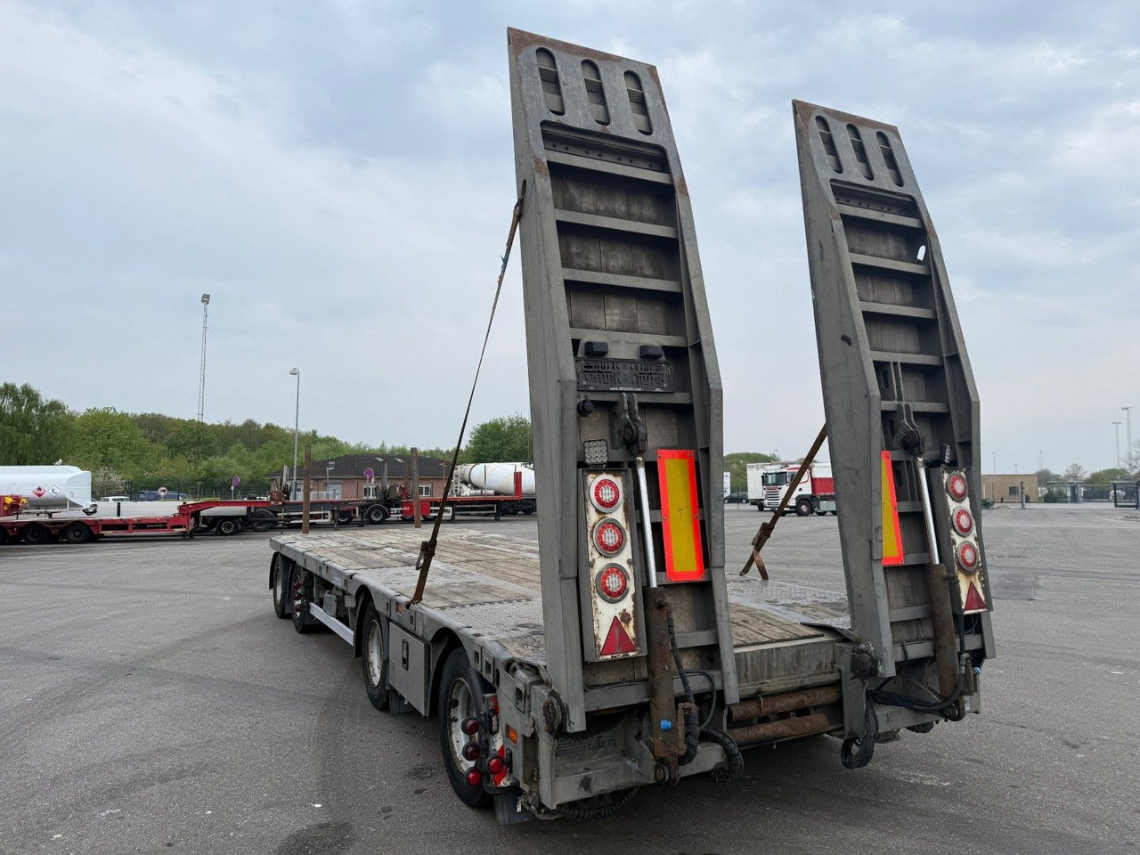 MTDK 4 Achsen 30 t. Maschinen Hydr. rampen - Pótkocsi mélybölcsős: 4 kép. MTDK 4 Achsen 30 t. Maschinen Hydr. rampen - Pótkocsi mélybölcsős: 4 kép.