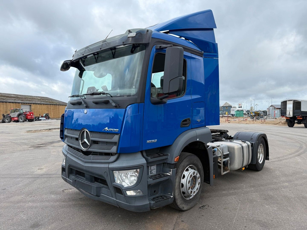 Mercedes-Benz Actros 1832 4x2 Euro 6 - Nyergesvontató: 1 kép. Mercedes-Benz Actros 1832 4x2 Euro 6 - Nyergesvontató: 1 kép.