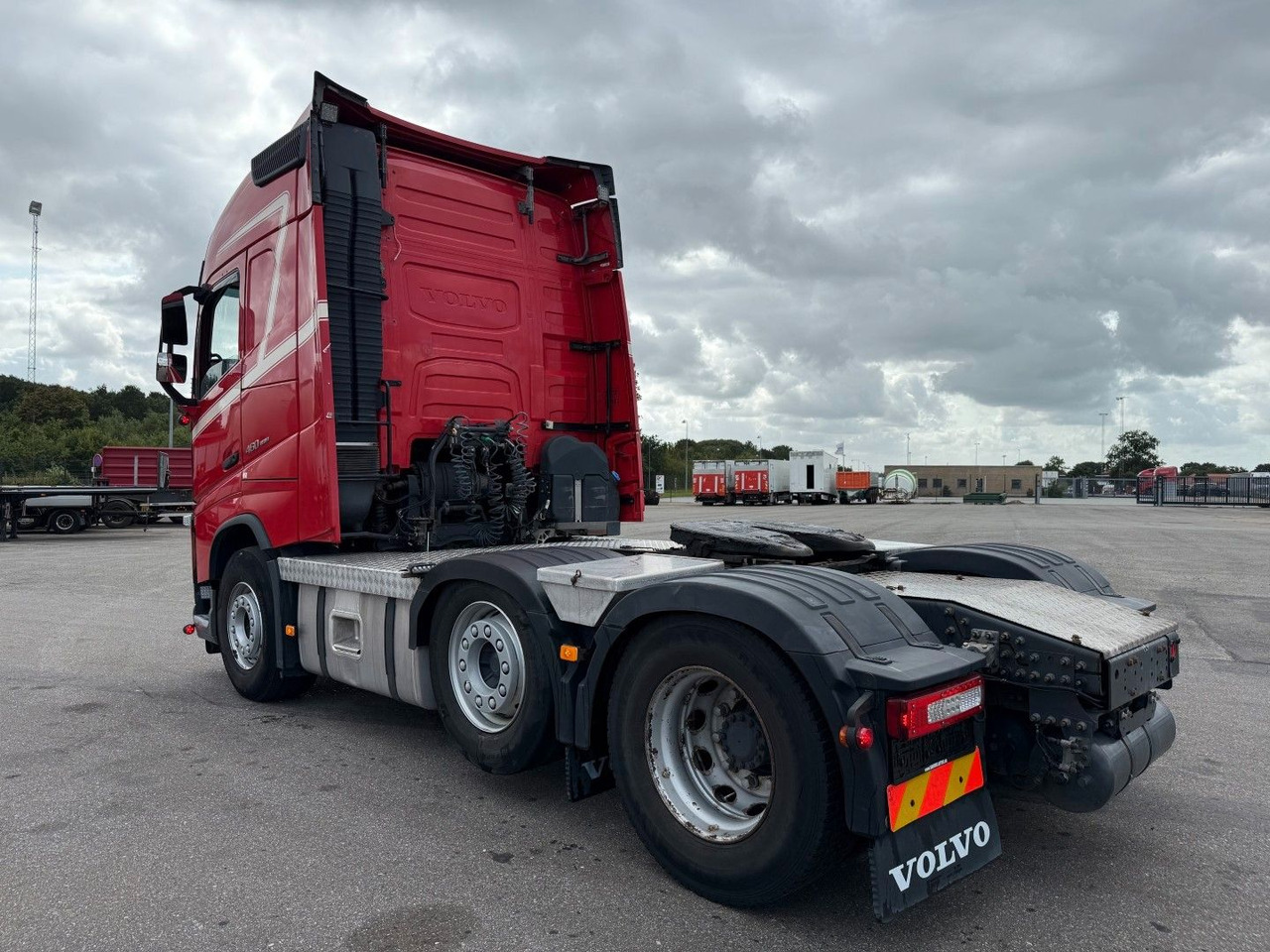 Volvo FH 460 6x2 Globetrotter Euro 6 - Nyergesvontató: 4 kép. Volvo FH 460 6x2 Globetrotter Euro 6 - Nyergesvontató: 4 kép.