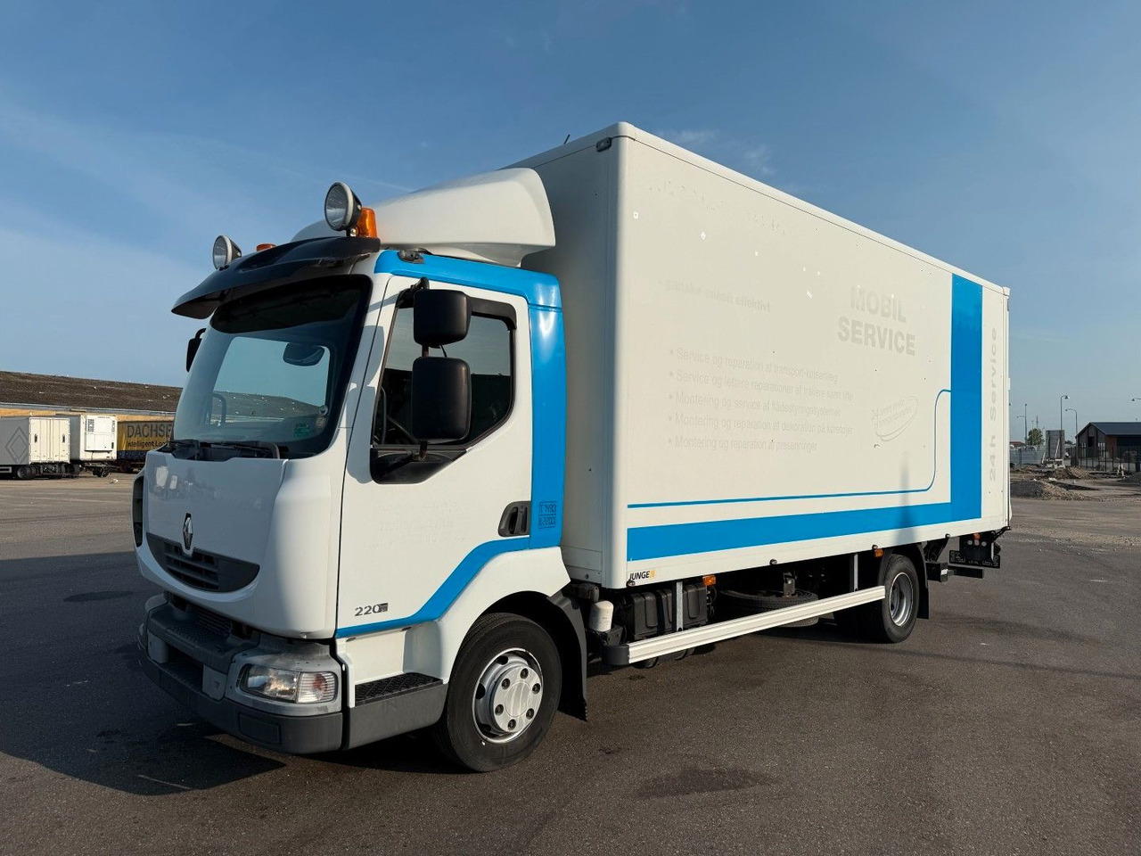 Renault Midlum 220 DXI 4x2 6.0 Box / Koffer - Dobozos felépítményű teherautó: 1 kép. Renault Midlum 220 DXI 4x2 6.0 Box / Koffer - Dobozos felépítményű teherautó: 1 kép.