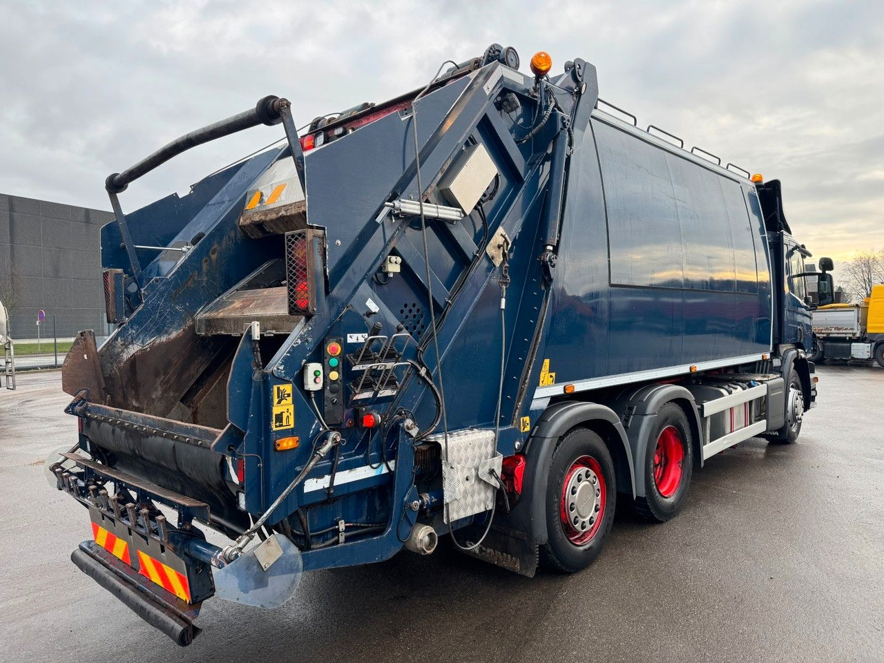 Scania P320 6x2*4 Euro 6 NTM 21 m3 - Szemetesautó: 3 kép. Scania P320 6x2*4 Euro 6 NTM 21 m3 - Szemetesautó: 3 kép.