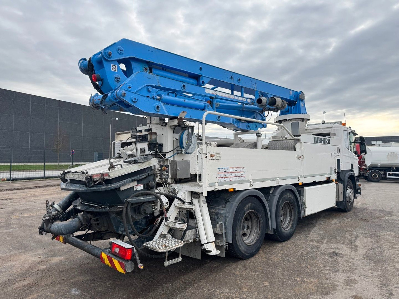 Scania P370 6x4 Liebherr THP140H 24 M4 XH Betonpumpe - Betonpumpa: 3 kép. Scania P370 6x4 Liebherr THP140H 24 M4 XH Betonpumpe - Betonpumpa: 3 kép.