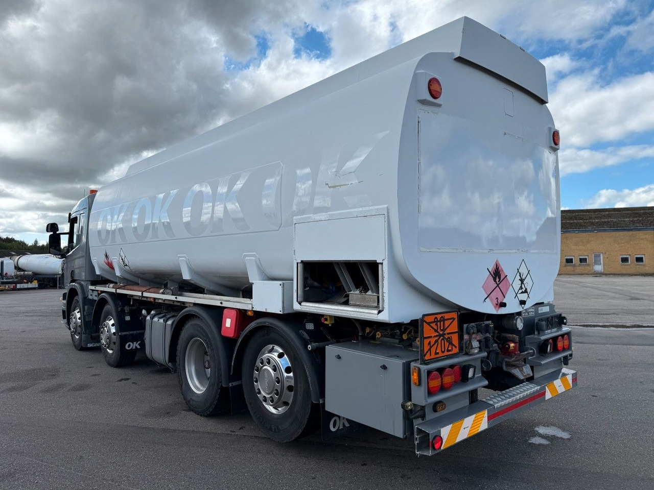 Scania P400 8x2*6 HMK Bilcon 24.000 l. ADR Euro 5 - Tartályos teherautó: 4 kép. Scania P400 8x2*6 HMK Bilcon 24.000 l. ADR Euro 5 - Tartályos teherautó: 4 kép.