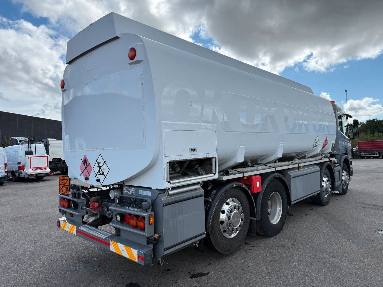 Scania P400 8x2*6 HMK Bilcon 24.000 l. ADR Euro 5 - Tartályos teherautó: 3 kép. Scania P400 8x2*6 HMK Bilcon 24.000 l. ADR Euro 5 - Tartályos teherautó: 3 kép.