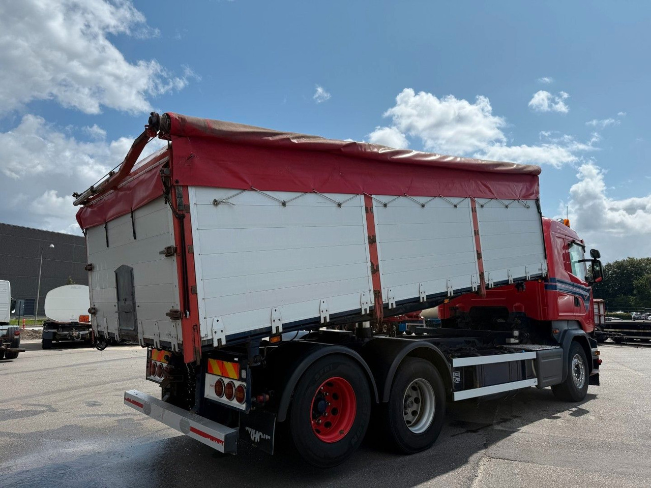 Scania R580 V8 6x2 Highline Euro 6 / Tipper / Kipper - Billenőplatós teherautó: 3 kép. Scania R580 V8 6x2 Highline Euro 6 / Tipper / Kipper - Billenőplatós teherautó: 3 kép.