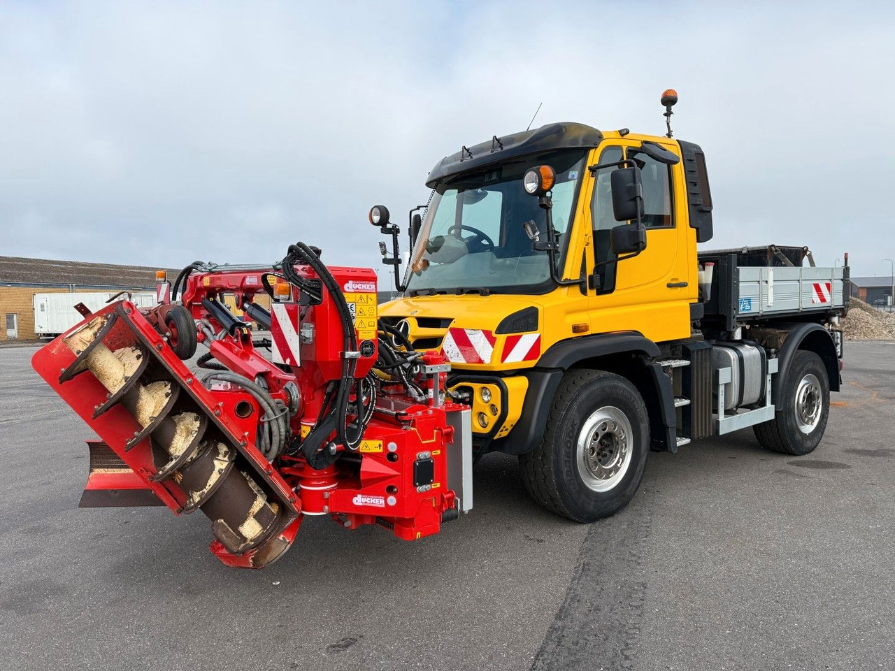 Unimog U427 4x4 Tipper / Kipper / Dücker Fräse BRS 15 - Billenőplatós teherautó: 2 kép. Unimog U427 4x4 Tipper / Kipper / Dücker Fräse BRS 15 - Billenőplatós teherautó: 2 kép.
