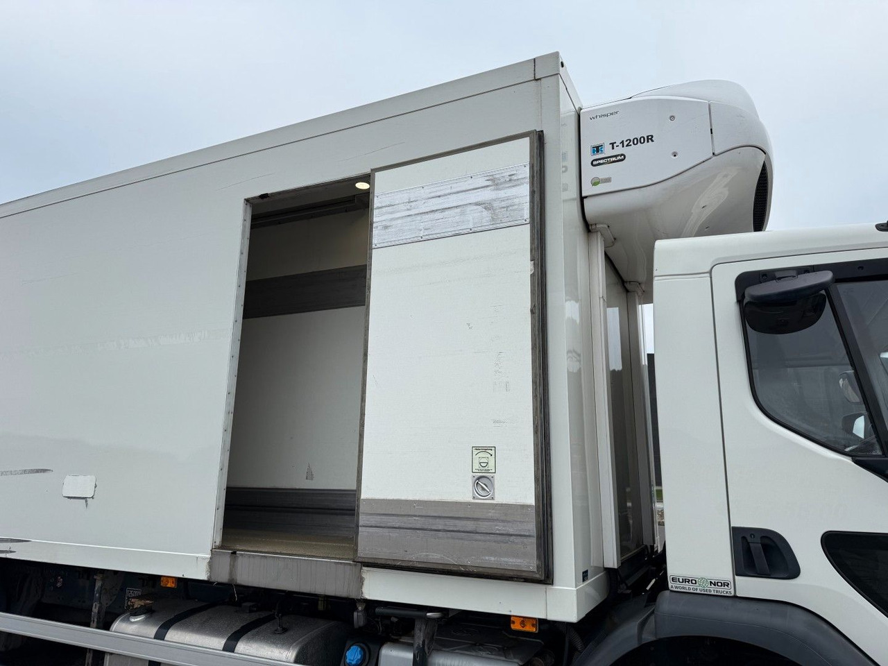 Volvo FE320 6x2*4 TK T1200-R Spectrum 9,80 m. koffer - Hűtős teherautó: 5 kép. Volvo FE320 6x2*4 TK T1200-R Spectrum 9,80 m. koffer - Hűtős teherautó: 5 kép.