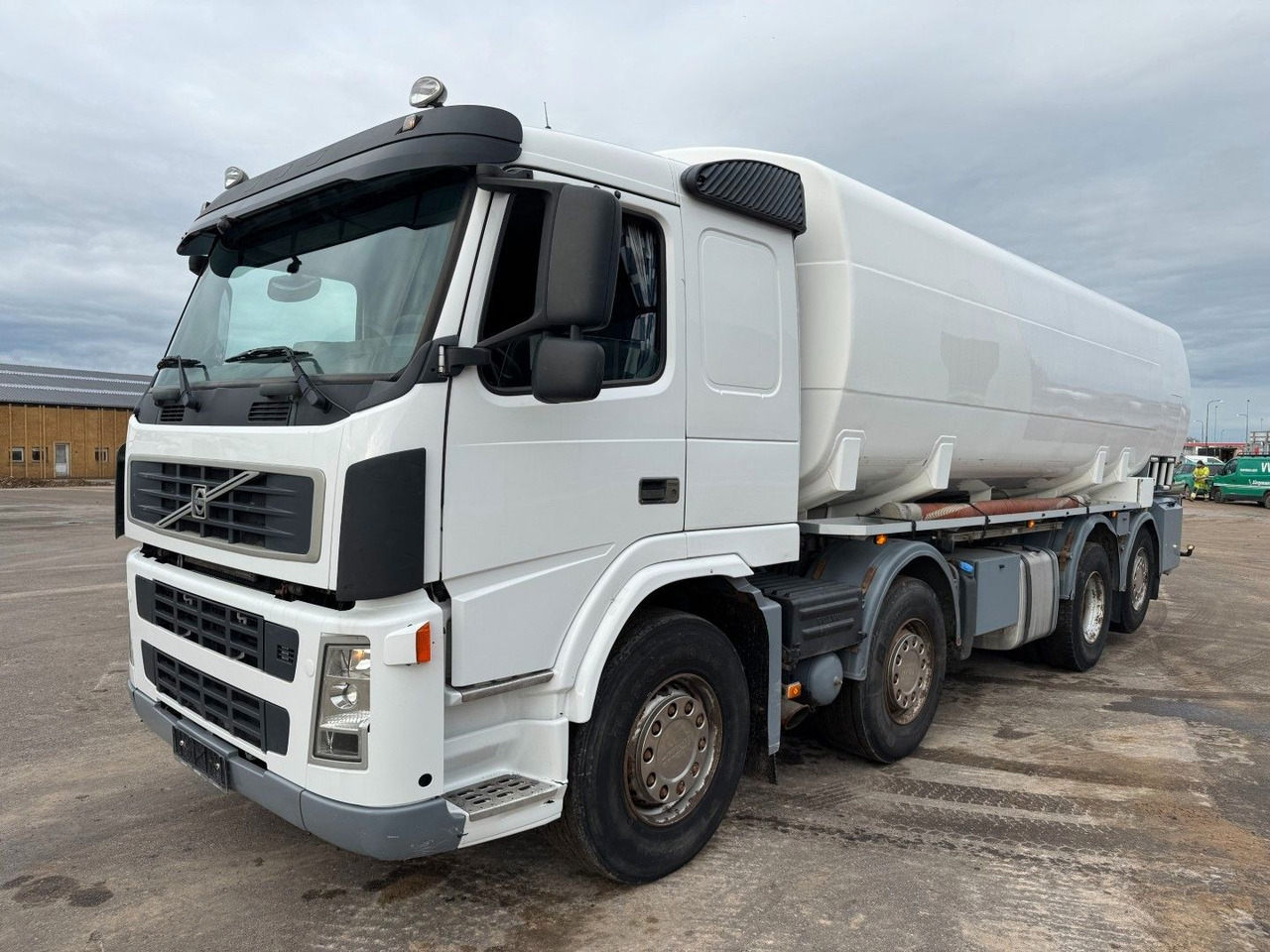 Volvo FM 440 8x2*6 24.000 l. ADR Tanktruck - Tartályos teherautó: 1 kép. Volvo FM 440 8x2*6 24.000 l. ADR Tanktruck - Tartályos teherautó: 1 kép.