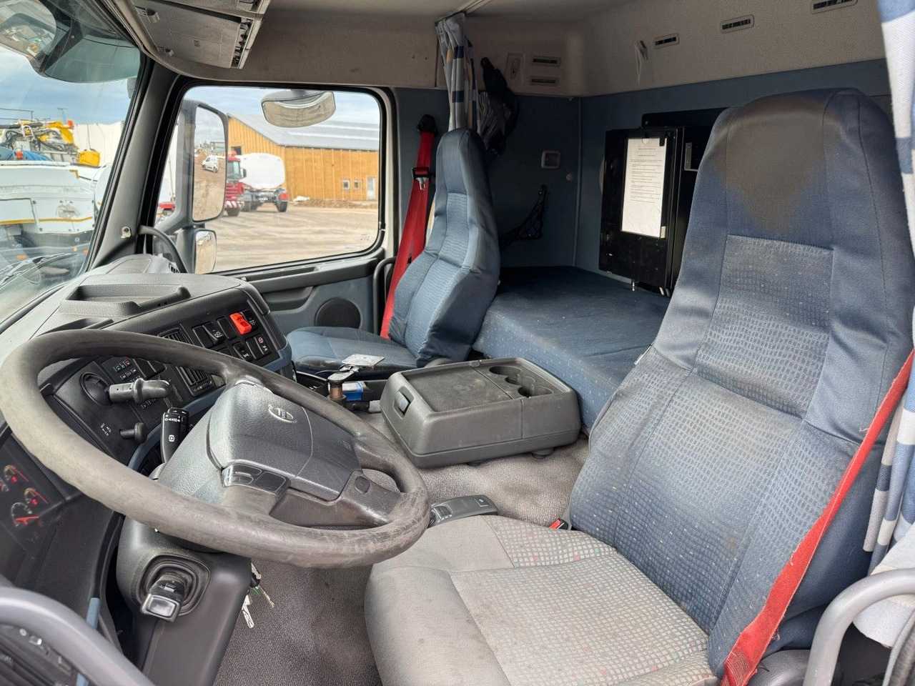 Volvo FM 440 8x2*6 24.000 l. ADR Tanktruck - Tartályos teherautó: 5 kép. Volvo FM 440 8x2*6 24.000 l. ADR Tanktruck - Tartályos teherautó: 5 kép.