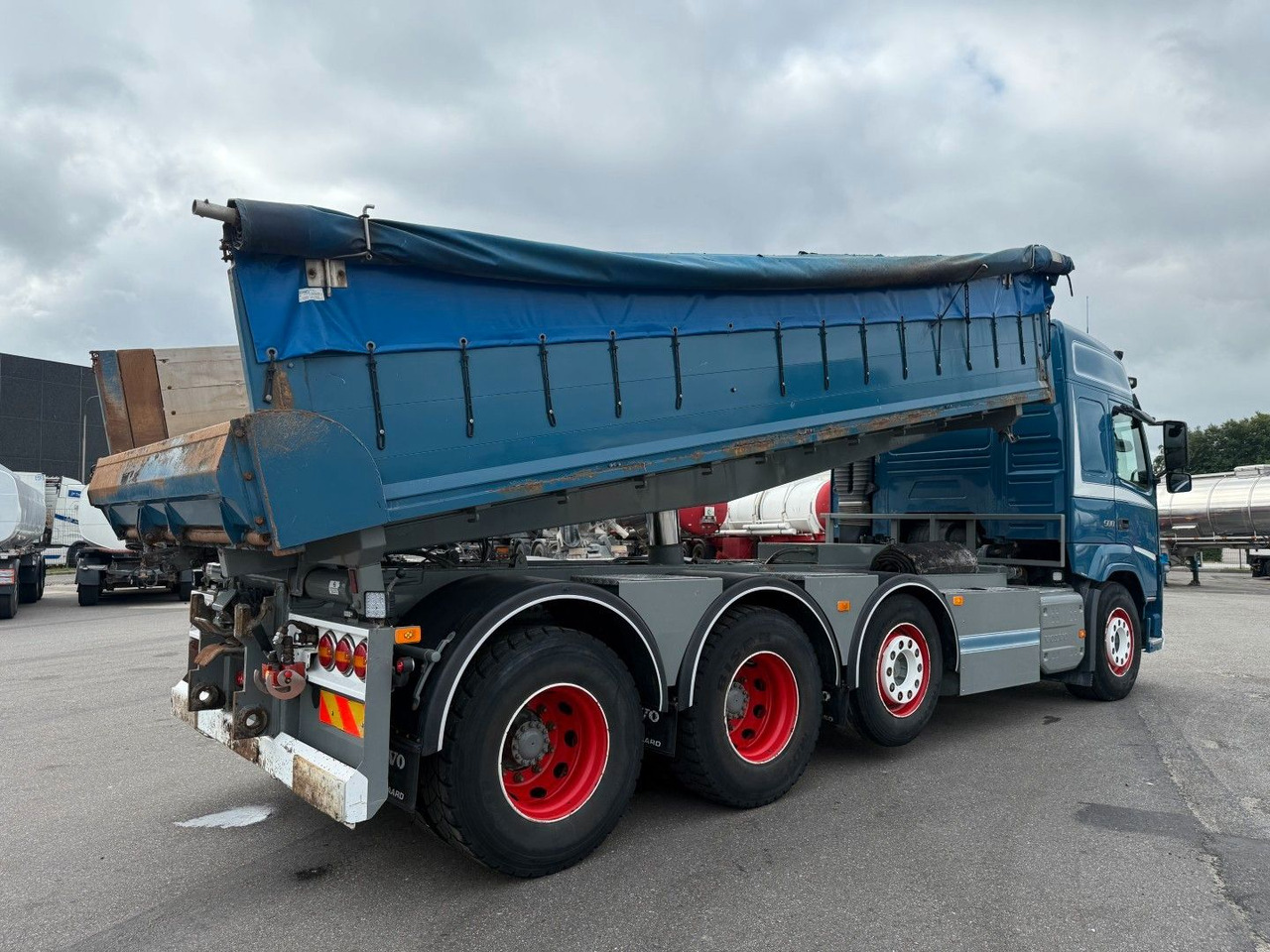 Volvo FM 500 8x4 Pushertridem 3 Way Tipper / Kipper - Billenőplatós teherautó: 3 kép. Volvo FM 500 8x4 Pushertridem 3 Way Tipper / Kipper - Billenőplatós teherautó: 3 kép.