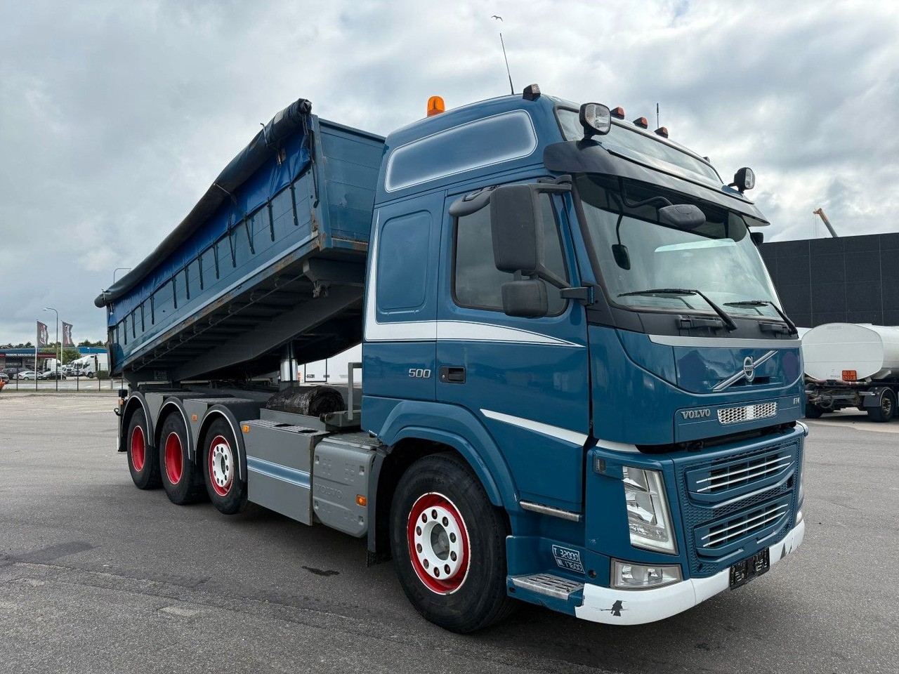 Volvo FM 500 8x4 Pushertridem 3 Way Tipper / Kipper - Billenőplatós teherautó: 2 kép. Volvo FM 500 8x4 Pushertridem 3 Way Tipper / Kipper - Billenőplatós teherautó: 2 kép.