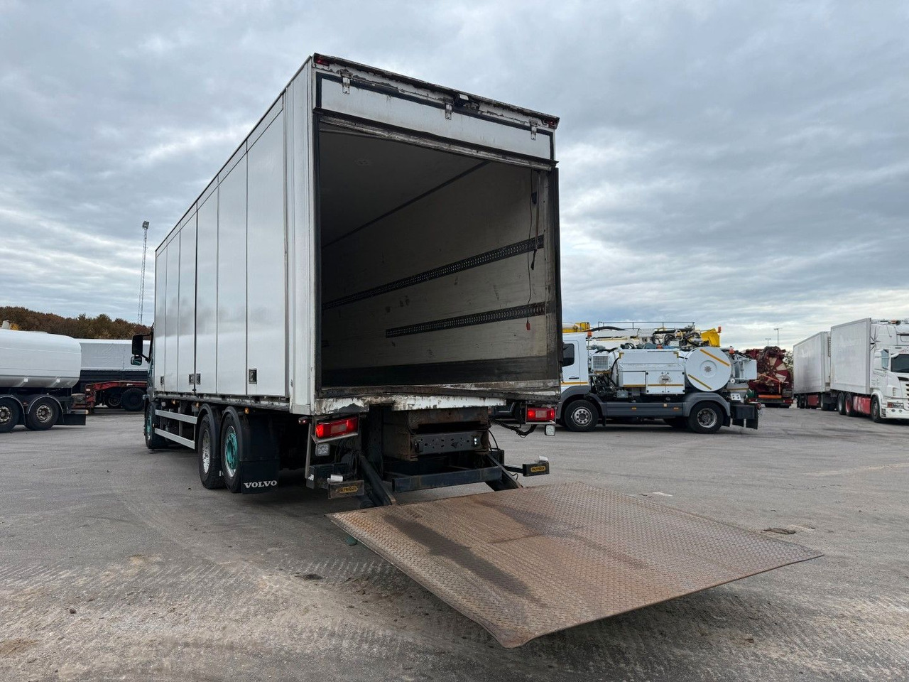 Volvo FM330 6x2*4 Carrier Supra 1050 Nordic - Hűtős teherautó: 5 kép. Volvo FM330 6x2*4 Carrier Supra 1050 Nordic - Hűtős teherautó: 5 kép.