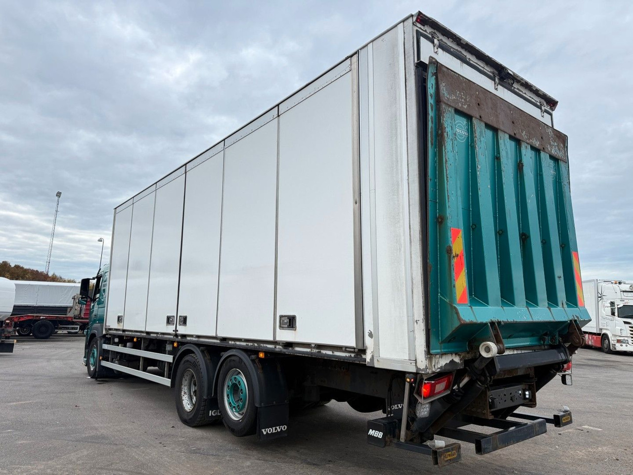 Volvo FM330 6x2*4 Carrier Supra 1050 Nordic - Hűtős teherautó: 4 kép. Volvo FM330 6x2*4 Carrier Supra 1050 Nordic - Hűtős teherautó: 4 kép.