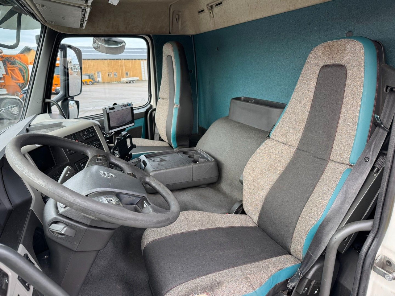 Volvo FM330 6x2*4 Carrier Supra 1250 Mt 9,9m (defekt f - Hűtős teherautó: 5 kép. Volvo FM330 6x2*4 Carrier Supra 1250 Mt 9,9m (defekt f - Hűtős teherautó: 5 kép.