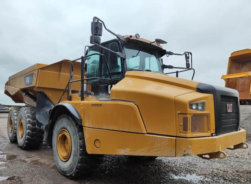 Caterpillar 740GC - Csuklós dömper: 3 kép. Caterpillar 740GC - Csuklós dömper: 3 kép.