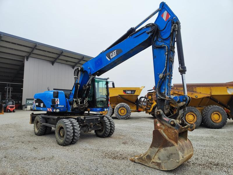 Caterpillar M322D VAH - Gumikerekes kotró: 3 kép. Caterpillar M322D VAH - Gumikerekes kotró: 3 kép.