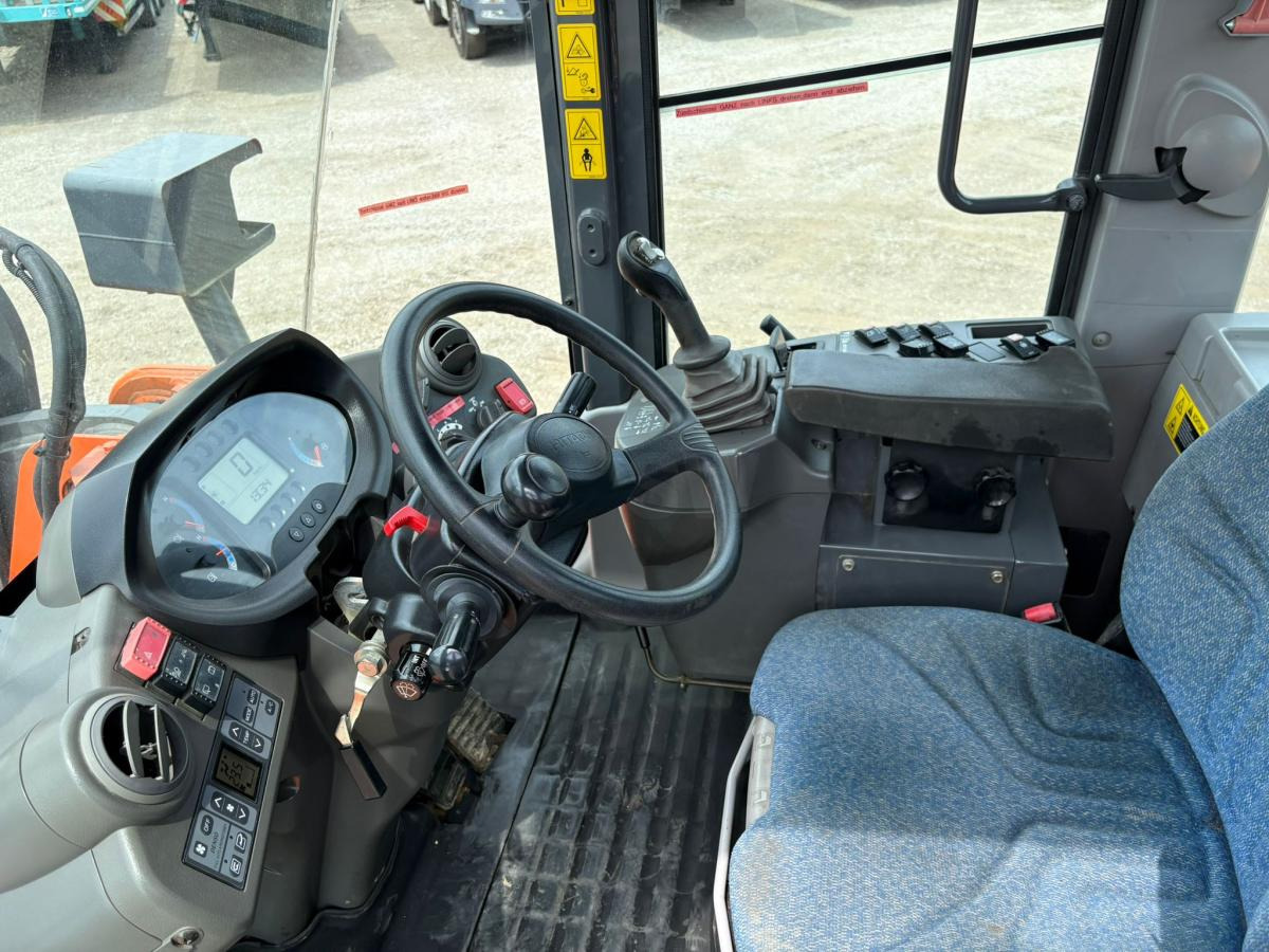 Hitachi ZW140 - Gumikerekes homlokrakodó: 5 kép. Hitachi ZW140 - Gumikerekes homlokrakodó: 5 kép.