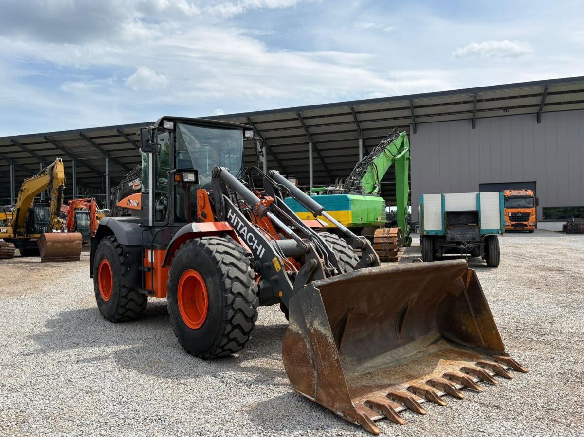 Hitachi ZW140 - Gumikerekes homlokrakodó: 3 kép. Hitachi ZW140 - Gumikerekes homlokrakodó: 3 kép.