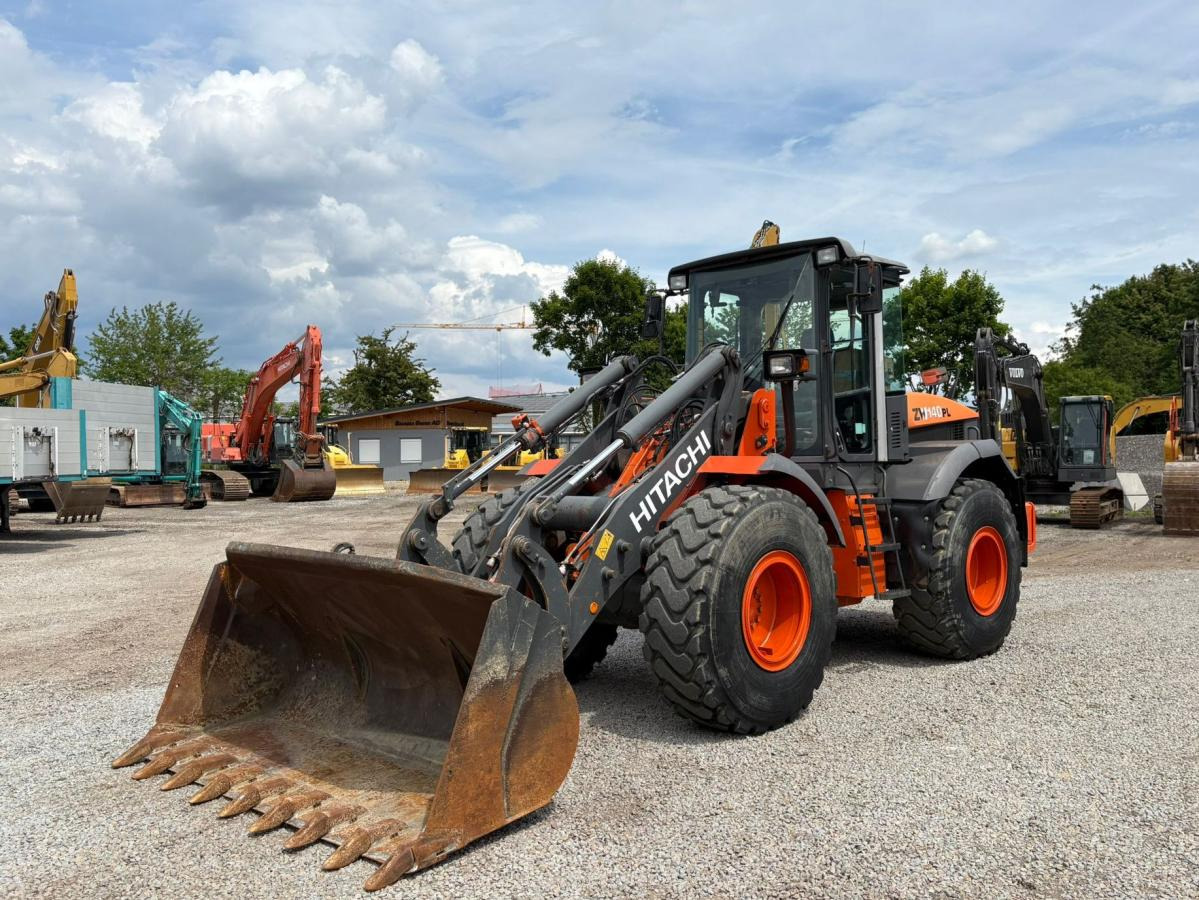 Hitachi ZW140 - Gumikerekes homlokrakodó: 2 kép. Hitachi ZW140 - Gumikerekes homlokrakodó: 2 kép.