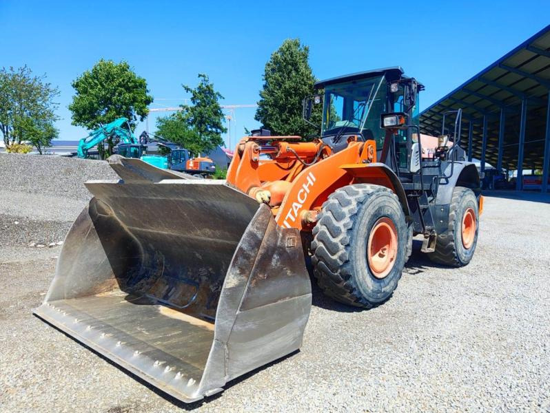 Hitachi ZW250-5B - Gumikerekes homlokrakodó: 2 kép. Hitachi ZW250-5B - Gumikerekes homlokrakodó: 2 kép.