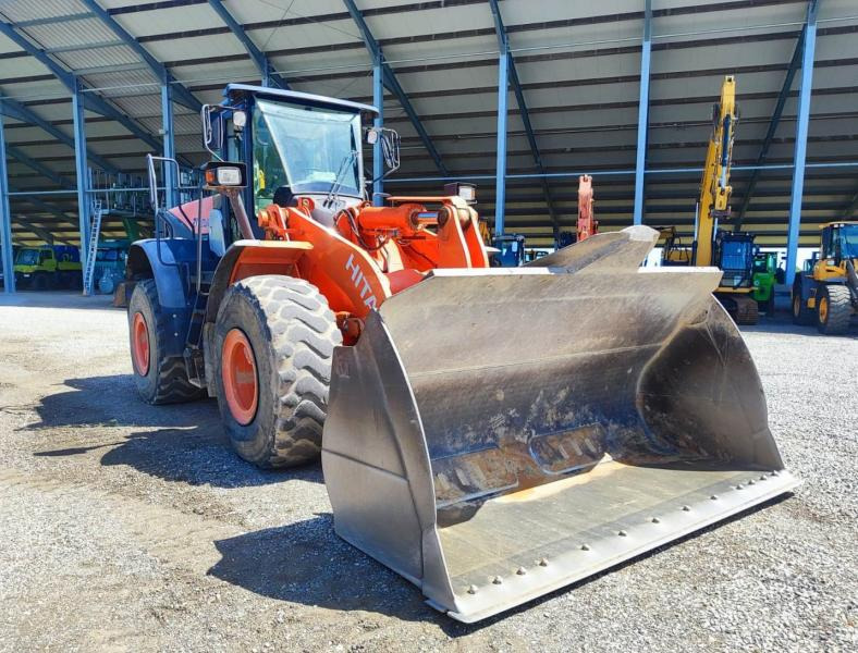 Hitachi ZW250-5B - Gumikerekes homlokrakodó: 3 kép. Hitachi ZW250-5B - Gumikerekes homlokrakodó: 3 kép.