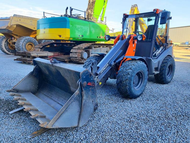 Hitachi ZW95 - Gumikerekes homlokrakodó: 2 kép. Hitachi ZW95 - Gumikerekes homlokrakodó: 2 kép.