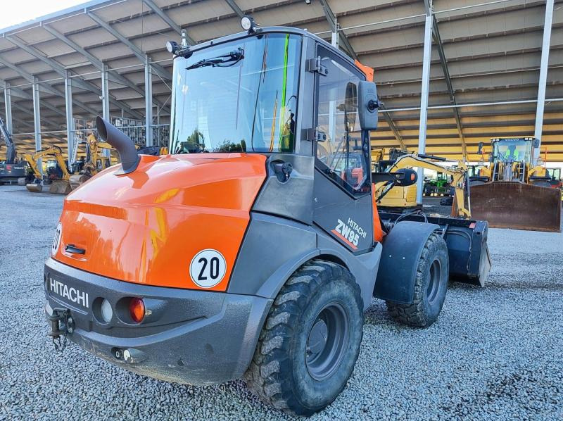 Hitachi ZW95 - Gumikerekes homlokrakodó: 4 kép. Hitachi ZW95 - Gumikerekes homlokrakodó: 4 kép.