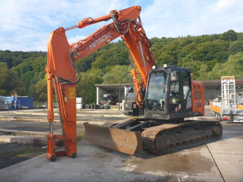 Hitachi ZX225USLC-5B - Lánctalpas kotró: 2 kép. Hitachi ZX225USLC-5B - Lánctalpas kotró: 2 kép.