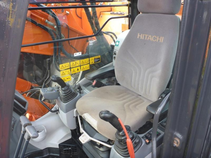 Hitachi ZX225USLC-5B - Lánctalpas kotró: 4 kép. Hitachi ZX225USLC-5B - Lánctalpas kotró: 4 kép.
