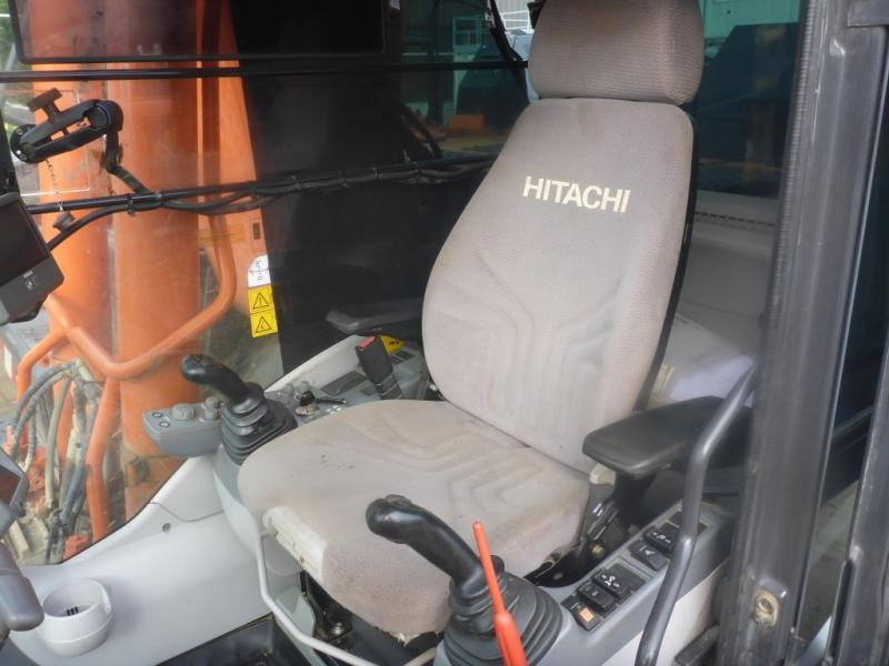 Hitachi ZX300LCN-6 - Lánctalpas kotró: 5 kép. Hitachi ZX300LCN-6 - Lánctalpas kotró: 5 kép.