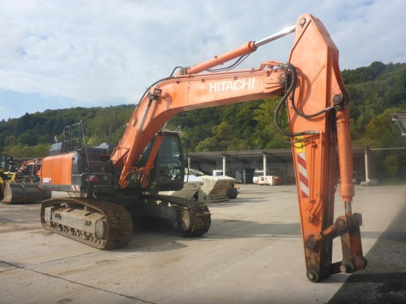 Hitachi ZX300LCN-6 - Lánctalpas kotró: 3 kép. Hitachi ZX300LCN-6 - Lánctalpas kotró: 3 kép.