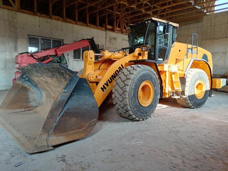 Hyundai HL975 - Gumikerekes homlokrakodó: 2 kép. Hyundai HL975 - Gumikerekes homlokrakodó: 2 kép.