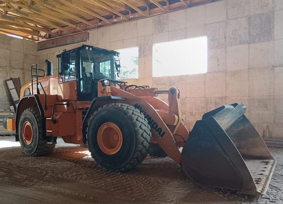 Hyundai HL975 - Gumikerekes homlokrakodó: 3 kép. Hyundai HL975 - Gumikerekes homlokrakodó: 3 kép.