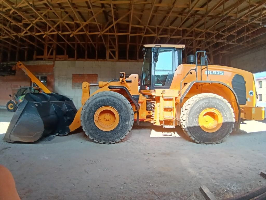 Hyundai HL975 - Gumikerekes homlokrakodó: 1 kép. Hyundai HL975 - Gumikerekes homlokrakodó: 1 kép.